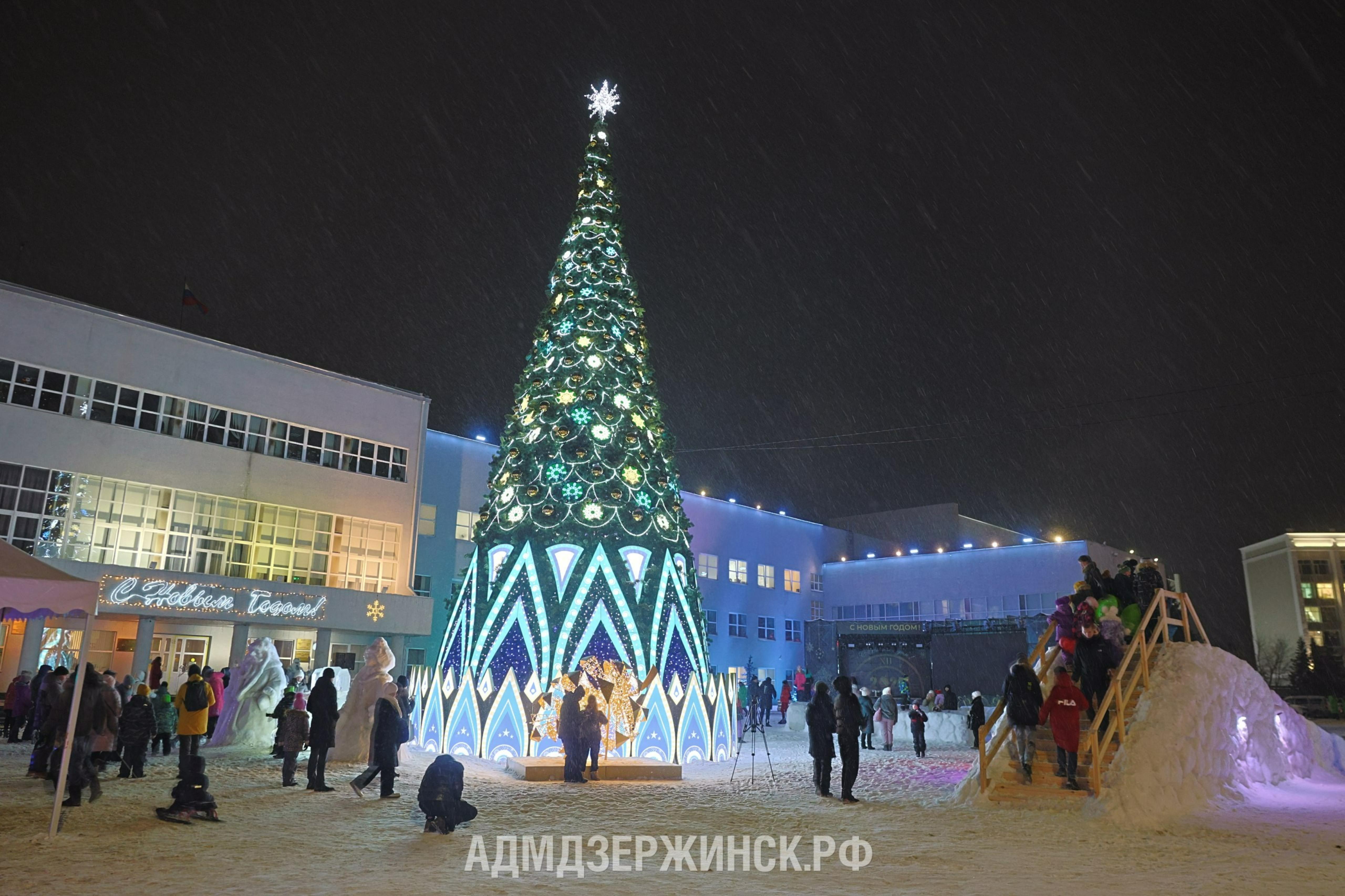 Главную городскую елку и снежный городок открыли в Дзержинске | 29.12.2023  | Дзержинск - БезФормата